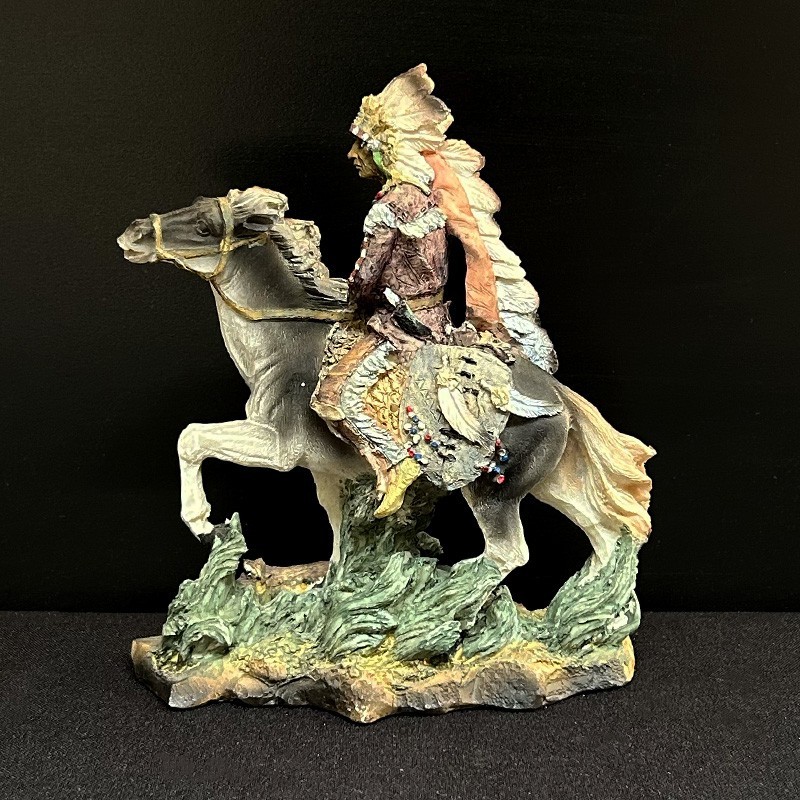 Figurină decorativă din rășină – călăreț indian, China