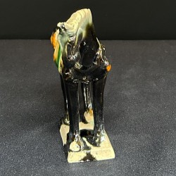 Statuetă din ceramică – cal decorativ negru cu accente verzi și galben