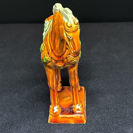 Statuetă din ceramică – cal decorativ portocaliu cu șa verde, China