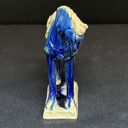 Statuetă din ceramică – cal decorativ albastru cu șa verde, China
