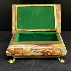 Cutie decorativă pentru bijuterii din piatră de onix, cu interior verd