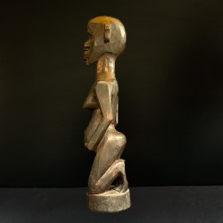 Statuetă africană din lemn, reprezentând o figură feminină de fertilit