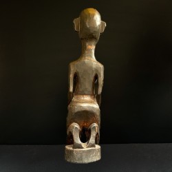 Statuetă africană din lemn, reprezentând o figură feminină de fertilit