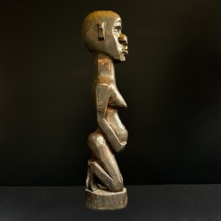 Statuetă africană din lemn, reprezentând o figură feminină de fertilit